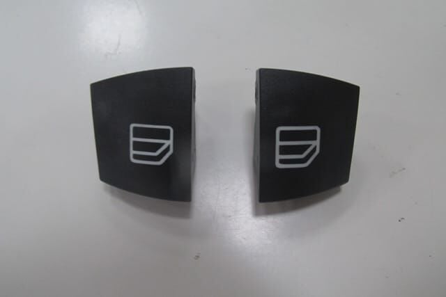 MERCEDES E CLASS- W211- 03/06; ÖN SOL KAPI SAĞ/SOL AÇMA DÜĞME BUTONU SET (2 PARÇA)
