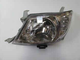 TOYOTA HILUX- PICK UP VIGO- 10/11; FAR LAMBASI SOL ELEKTRİKLİ/MOTORSUZ/BEYAZ SİNYALLİ (H4)