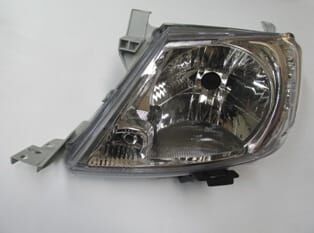 TOYOTA HILUX- PICK UP VIGO- 10/11; FAR LAMBASI SOL ELEKTRİKLİ/MOTORSUZ/BEYAZ SİNYALLİ (H4)