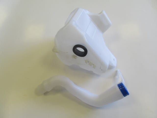 FIAT LINEA- 12/17; ÖN CAM SU BİDONU/DEPOSU (KAPAKLI)