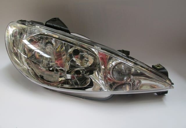 PEUGEOT 206- SD- 07/11; FAR LAMBASI SAĞ ELEKTRİKLİ/MOTORSUZ (ŞEFFAF CAMLI) H7/H7 (AYFAR) (E MARKLI)