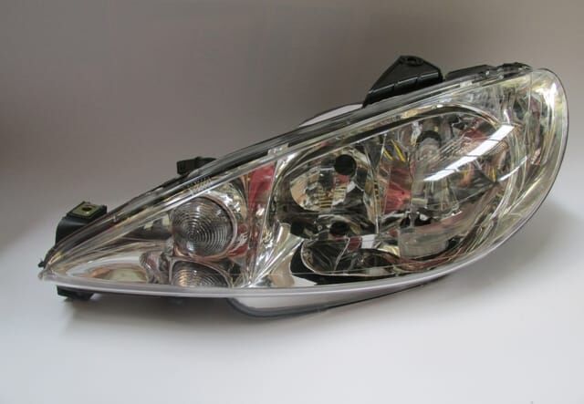 PEUGEOT 206- HB- 02/09; FAR LAMBASI SOL ELEKTRİKLİ/MOTORSUZ (ŞEFFAF CAMLI) H7/H7 (AYFAR) (E MARKLI)