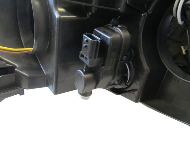 PEUGEOT 301- 17/21; FAR LAMBASI SAĞ ELEKTRİKLİ/MOTORLU (AYFAR)