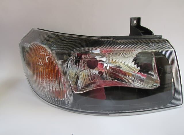 FORD TRANSIT- V184- 02/06; FAR LAMBASI SAĞ ELEKTRİKLİ/MANUEL SİYAH 4 FİŞLİ (H4)(AYFAR) (E MARKLI)