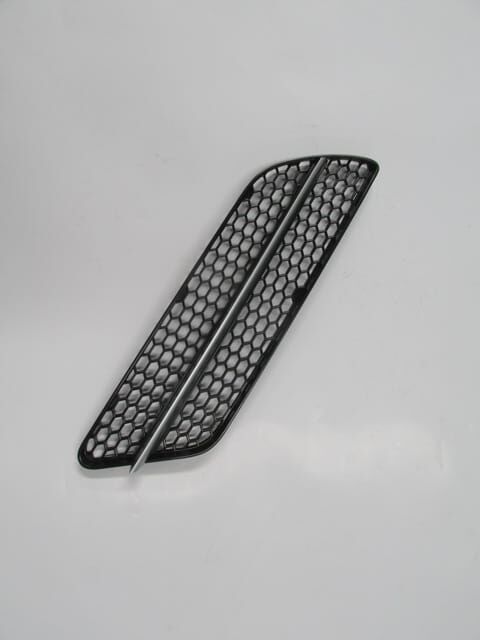 ALFA ROMEO 147- 05/09; ÖN TAMPON PANJURU SAĞ SİYAH (ÇITASI GÜMÜŞ GRİ) (TYG)