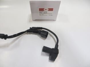 AUDI A4- 95/99; ABS SENSÖRÜ ÖN SAĞ/SOL AYNI (ADET) (2+2 FİŞ) (1,6/1,8/1,9 TDI/2,4/2,6/2,5 TDI) (SH