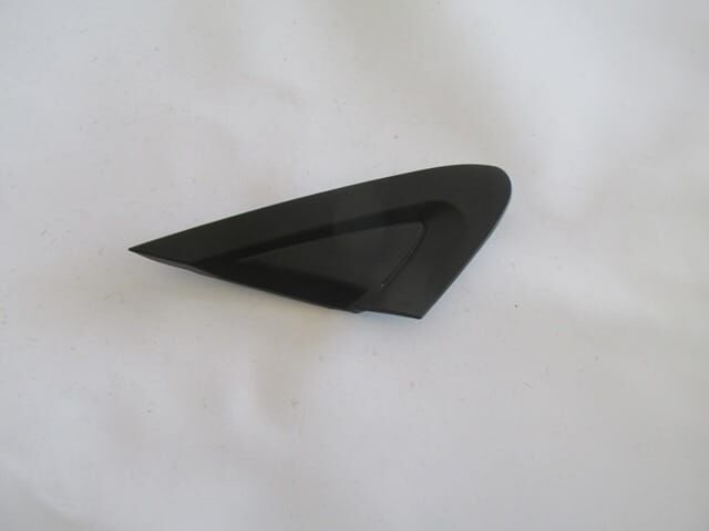 FIAT GRANDE PUNTO- 06/12; KAPI AYNA MUSKASI SAĞ (ÇAMURLUK ÜST ÜÇGEN PLASTİĞİ)