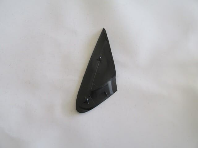 FIAT GRANDE PUNTO- 06/12; KAPI AYNA MUSKASI SAĞ (ÇAMURLUK ÜST ÜÇGEN PLASTİĞİ)