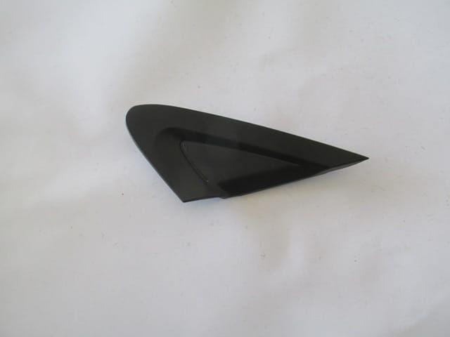 FIAT GRANDE PUNTO- 06/12; KAPI AYNA MUSKASI SOL (ÇAMURLUK ÜST ÜÇGEN PLASTİĞİ)