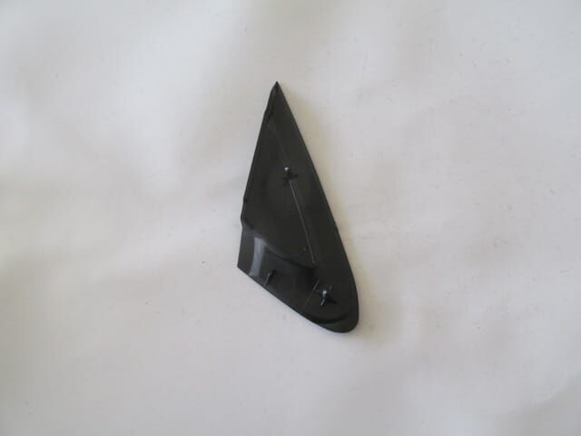 FIAT GRANDE PUNTO- 06/12; KAPI AYNA MUSKASI SOL (ÇAMURLUK ÜST ÜÇGEN PLASTİĞİ)