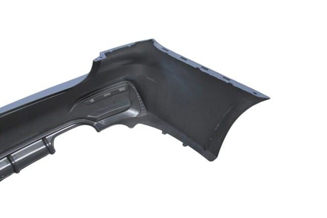 BMW 3 SERI- F30- 12/18; ARKA TAMPON ASTARLI(SENSÖR YUVALI/REFLEKTÖRLÜ/KARLIKLI/ÇİFT EGZOS DELİKLİ)