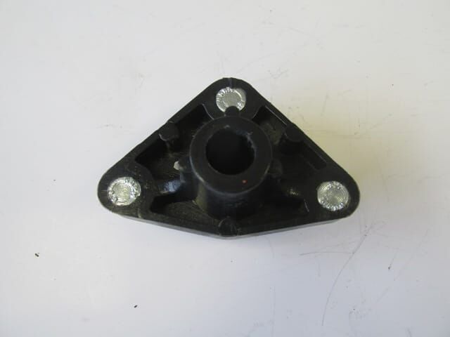 NISSAN PRIMERA- P11- 97/99; SİLGİ MANEVRA KOLU BAĞLANTI PLASTİĞİ 3 VİDALI 2,0cc