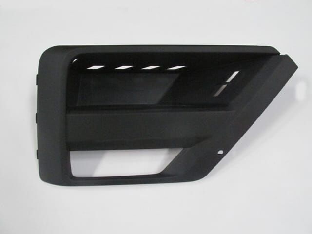 VOLKSWAGEN CRAFTER- 18/25; SİS LAMBA KAPAĞI SAĞ SİS DELİKLİ/SENSÖR DELİKSİZ (TYG)