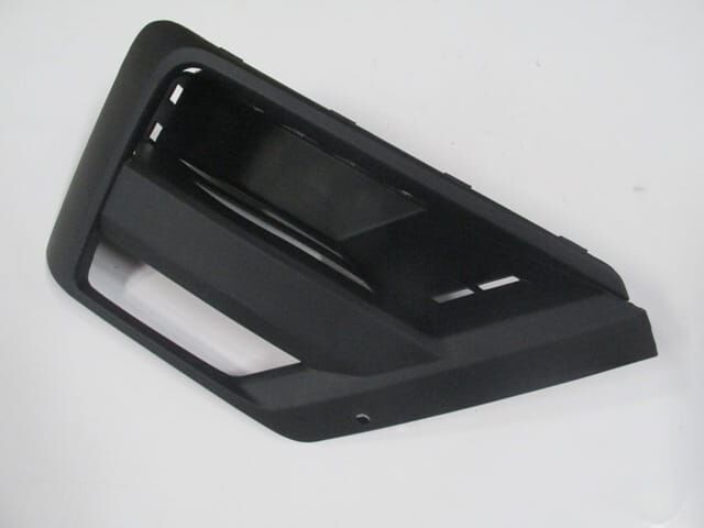 VOLKSWAGEN CRAFTER- 18/25; SİS LAMBA KAPAĞI SAĞ SİS DELİKLİ/SENSÖR DELİKSİZ (TYG)