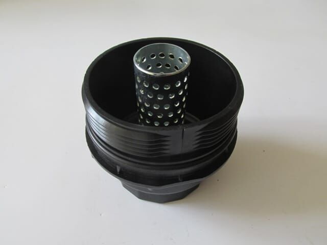 TOYOTA AVENSIS- 10/14; MOTOR YAĞ FİLTRE KAPAĞI (D-4D DİZEL) (PLASTİK)