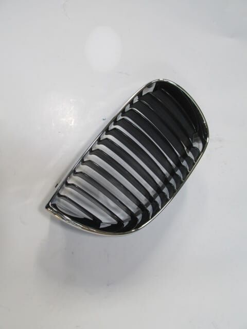 BMW 1 SERI- E87- 04/08; ÖN PANJUR SAĞ SİYAH/NİKELAJ ÇERÇEVELİ (TYG)